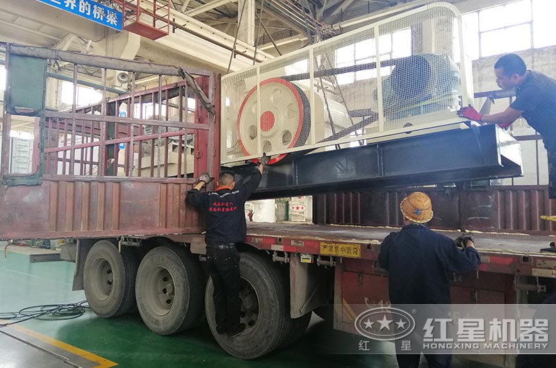 對輥制砂機裝車、準備發(fā)貨