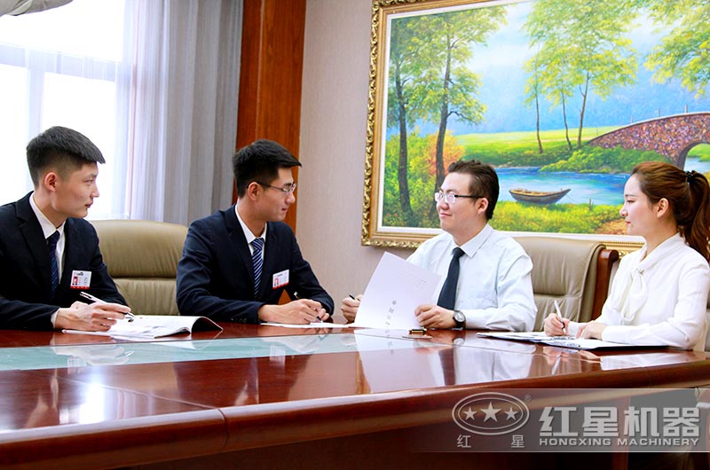 產品經理為客戶詳細介紹設備參數(shù)