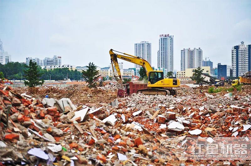 建筑廢料磚渣破碎機(jī)多少錢一套？用移動(dòng)破碎機(jī)效果好嗎？